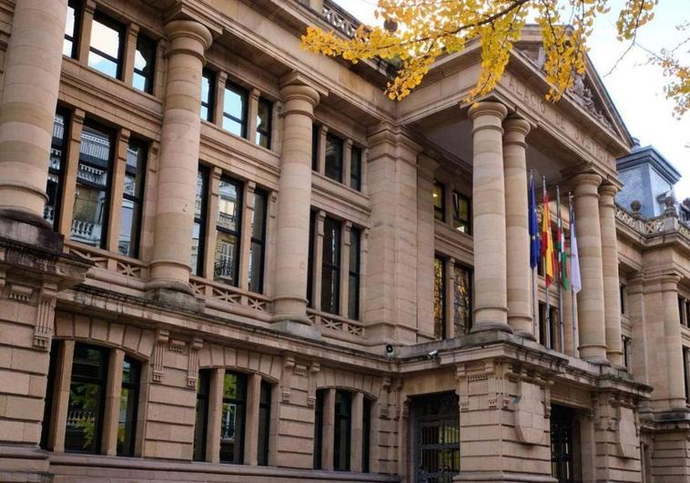 Reducen de 13 a 5 años la pena para un hombre que intentó arrojar a su pareja del coche en marcha en Irun